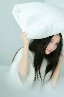 宝贝对着摄像头自己做